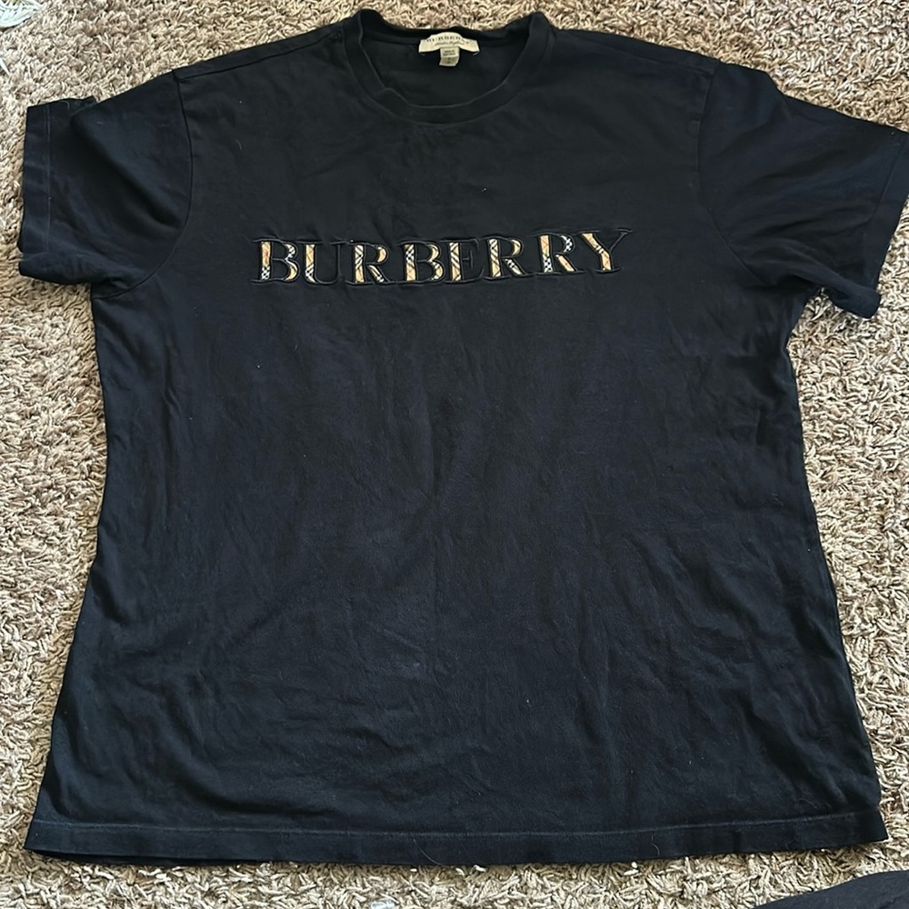 Burberry tee shirt💕